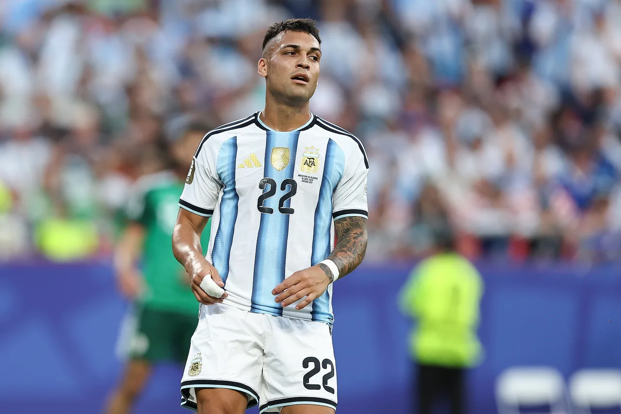 Truyền thông Argentina: Trung vệ Argentina khó tỏa sáng vì không có hậu vệ biên nào có thể hỗ trợ, trung vệ thì tập trung xung quanh Messi