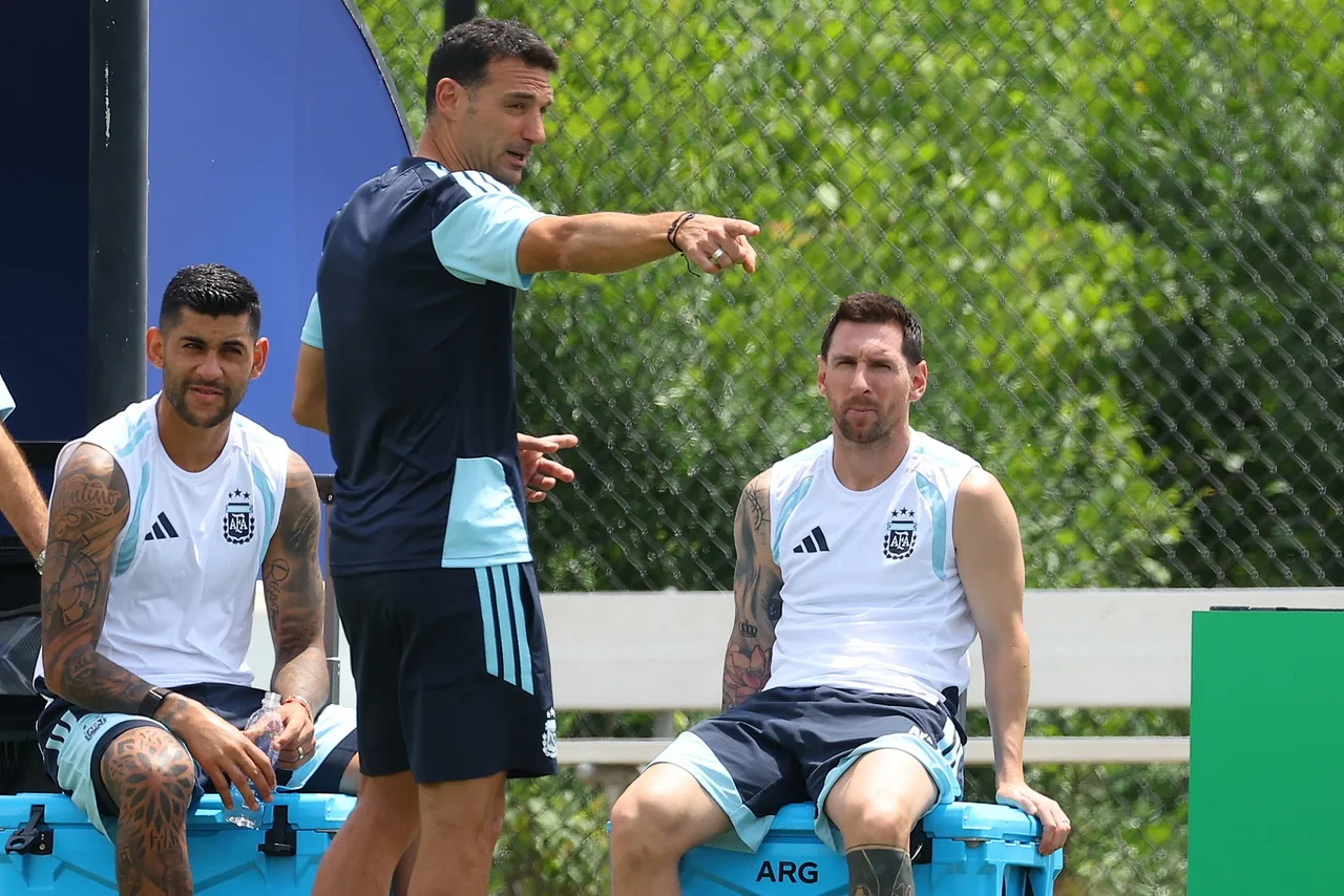 Scaloni: Messi chơi 120 vài ngày trước. Anh ấy không nói với tôi rằng anh ấy cảm thấy không thoải mái nên đã chơi