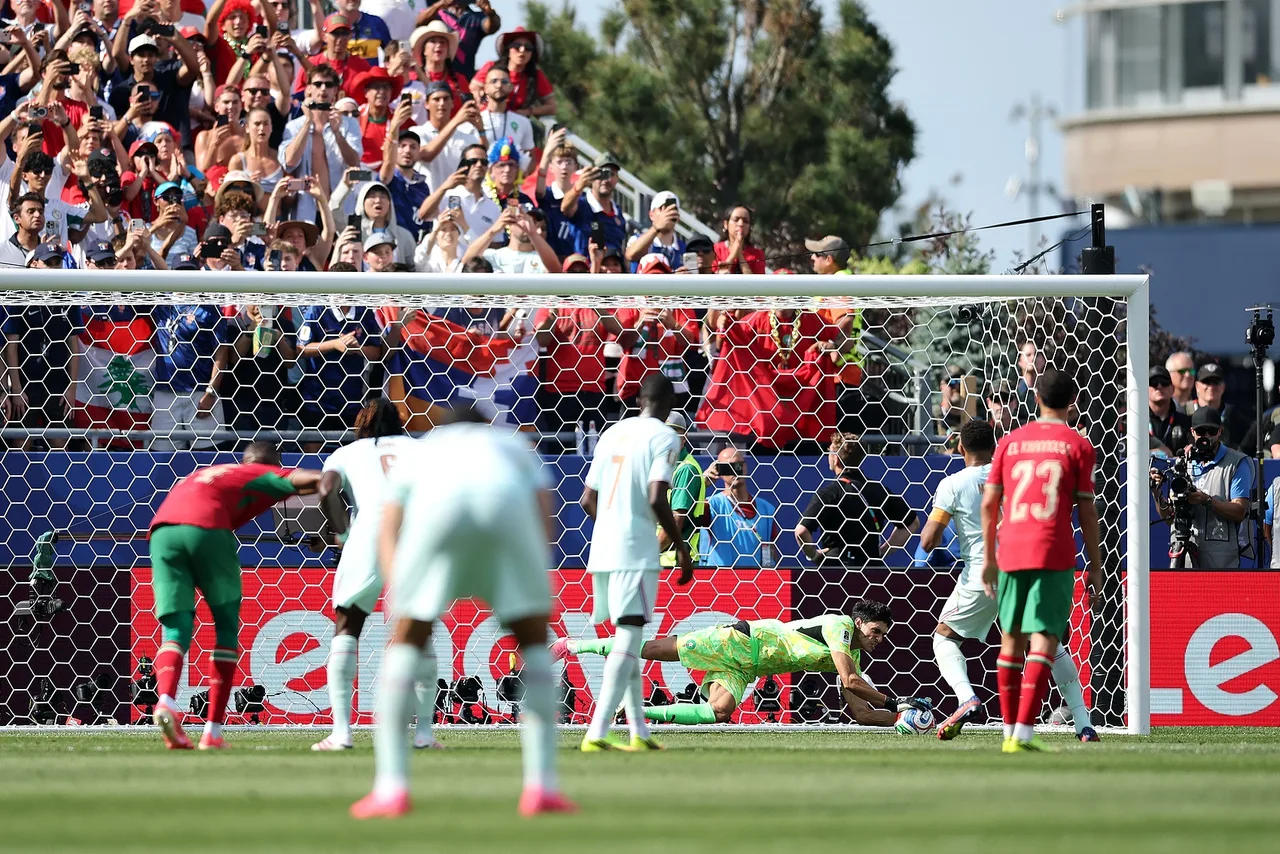 Bounou nói về pha cản phá phạt đền của Mbappe: trực giác và cả một chút may mắn
