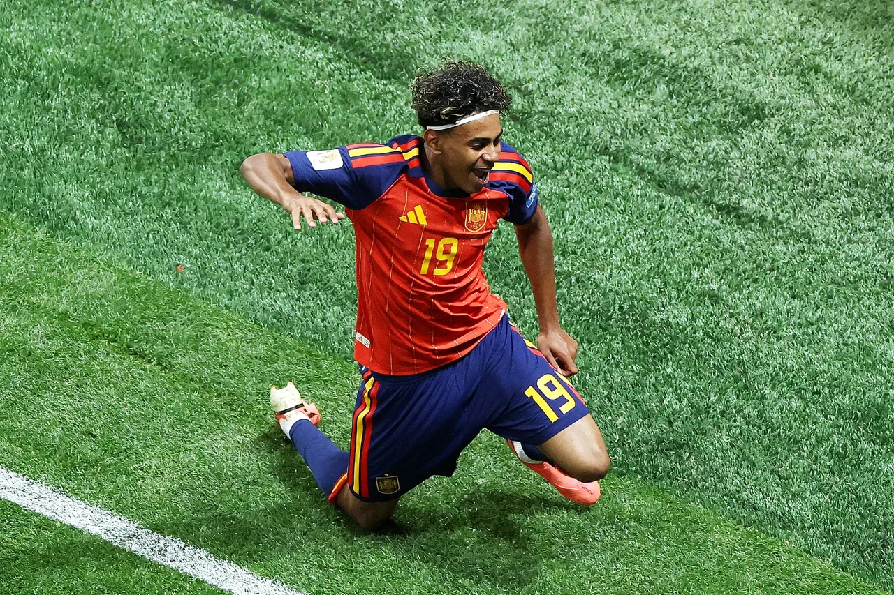 Yamal: Cristiano Ronaldo có hào quang tuyệt vời. Nếu anh ấy không thi đấu ở World Cup, có lẽ tôi đang ngồi trên ghế dài trong khu phố và lo lắng về tương lai.