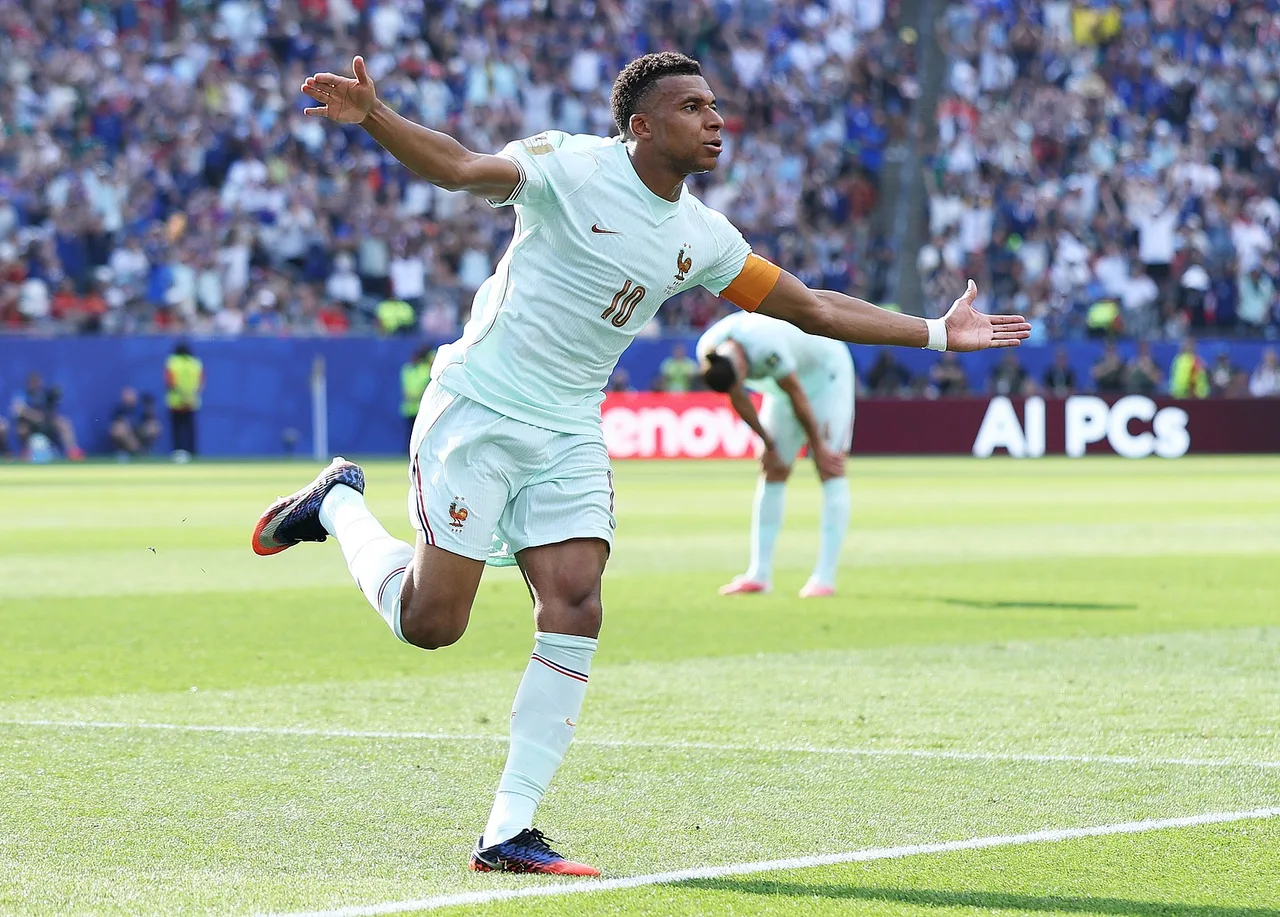 Bình luận viên: Mbappé đã ngồi cùng bàn với Platini và Zidane, chơi thêm trận nữa có thể lật ngược thế cờ (2)
