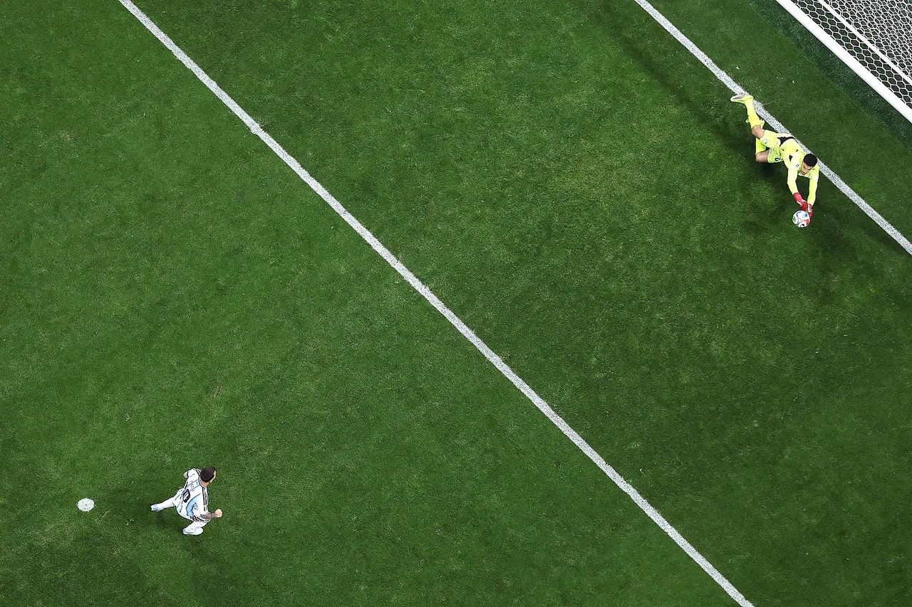 Nicolas Gonzalez ca ngợi bản lĩnh của Messi sau cú đá phạt đền hỏng
