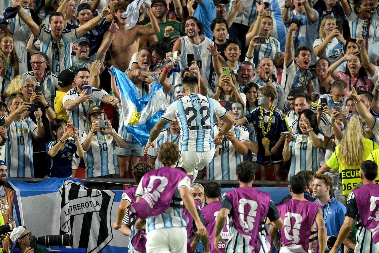 Lautaro thoát thẻ vàng thứ hai sau màn ăn mừng trên khán đài, tranh cãi bùng lên quanh Argentina