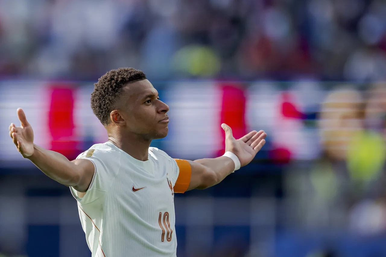 L'Equipe: Mbappe đã chuyển từ mũi khoan biên thành trung tâm kết liễu của tuyển Pháp