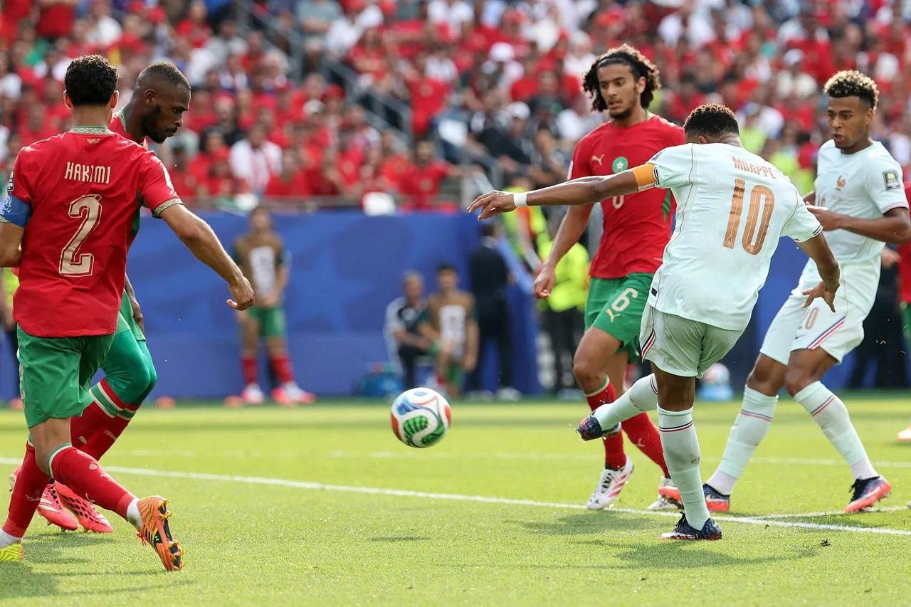 Mbappe khiến thủ môn khó bắt bài vì gần như không cần đà vẫn dứt điểm cực mạnh
