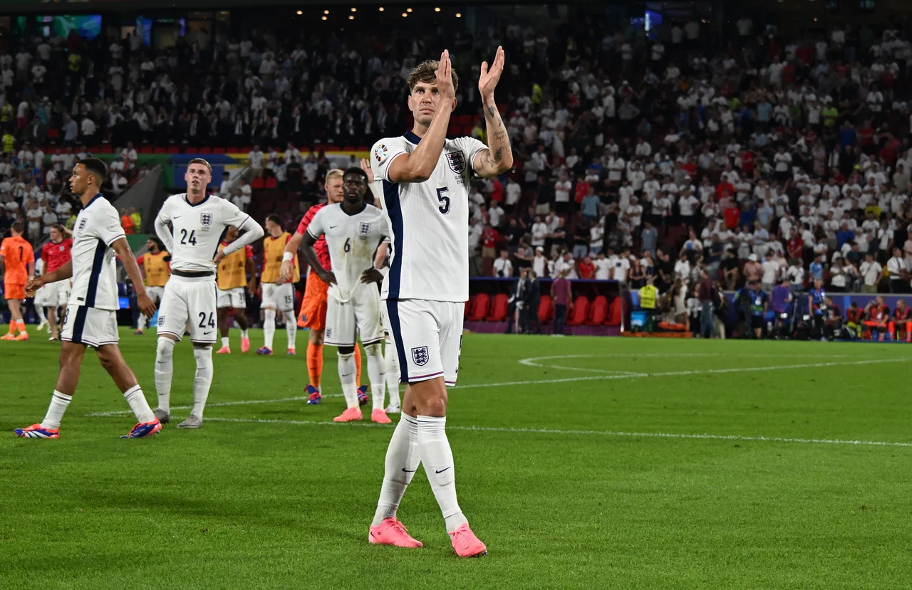 Stones: Riêng tôi rất thích Otamendi và Alvarez và mong được đối đầu với Messi