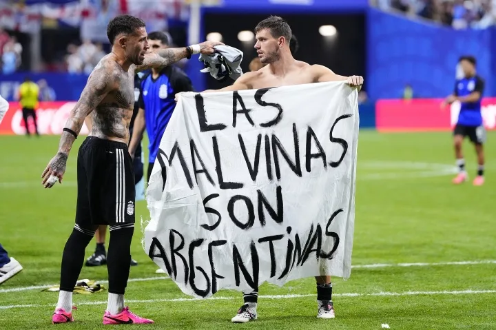 Argentina có nguy cơ bị FIFA xử lý vì biểu ngữ chính trị sau bán kết