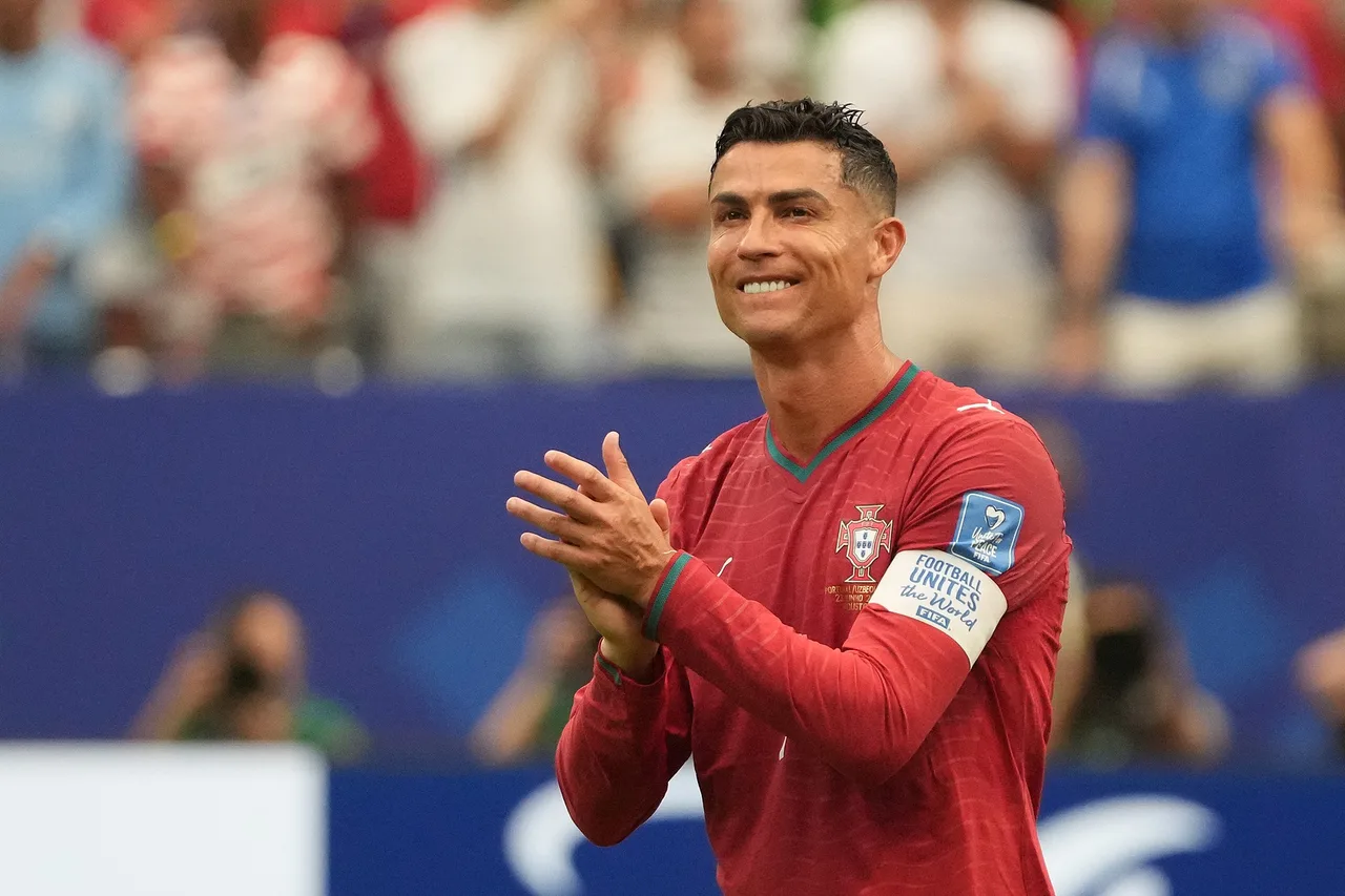 Phóng viên: Một người đại diện người Bồ Đào Nha nói với tôi rằng Ronaldo đã giã từ đội tuyển quốc gia sau khi thi đấu thêm một trận.