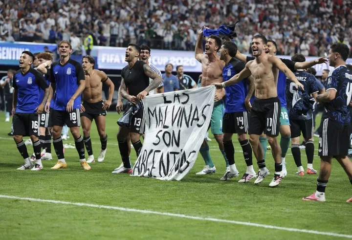 Phóng viên so sánh trường hợp tương tự: Rodri hát "Gibraltar là người Tây Ban Nha" và bị cấm chơi game 1