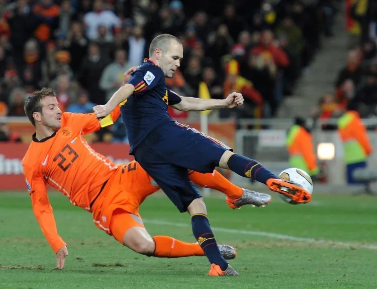 Iniesta bất ngờ khi Pedri mất suất đá chính, đồng thời cảnh báo Tây Ban Nha về Messi