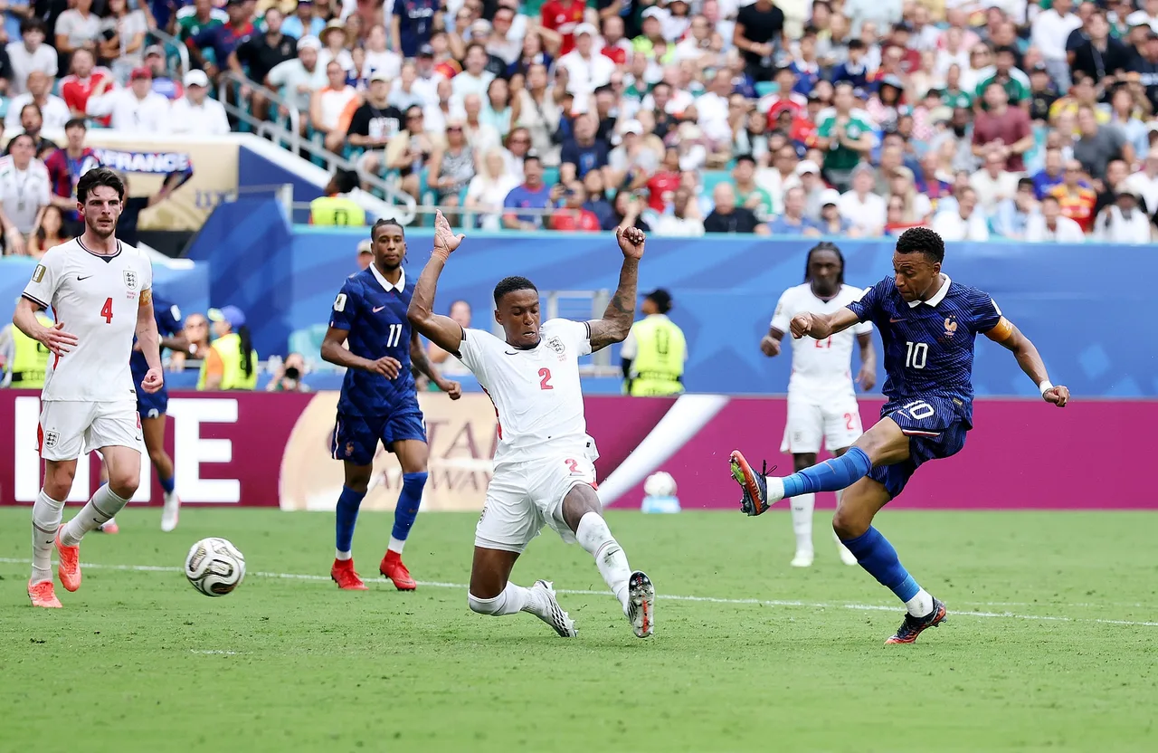 Mbappe trở thành cầu thủ thứ hai trong lịch sử góp dấu giày vào 14 bàn ở một kỳ World Cup