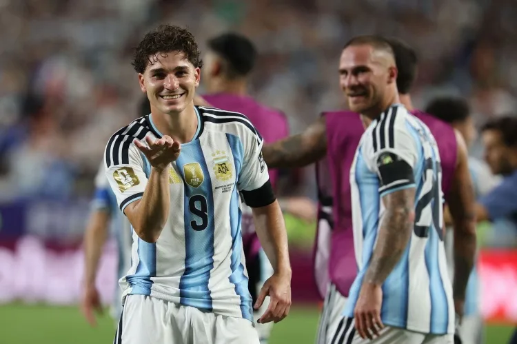 Argentina chốt bộ đôi Messi - Julian Alvarez trên hàng công, chỉ còn hai vị trí bỏ ngỏ