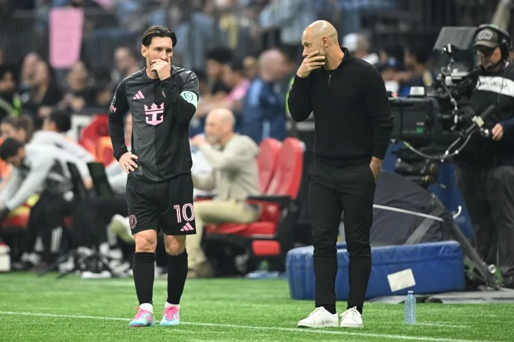 Mascherano: Messi sống trọn đời cho bóng đá và vẫn đang làm chủ môn thể thao này