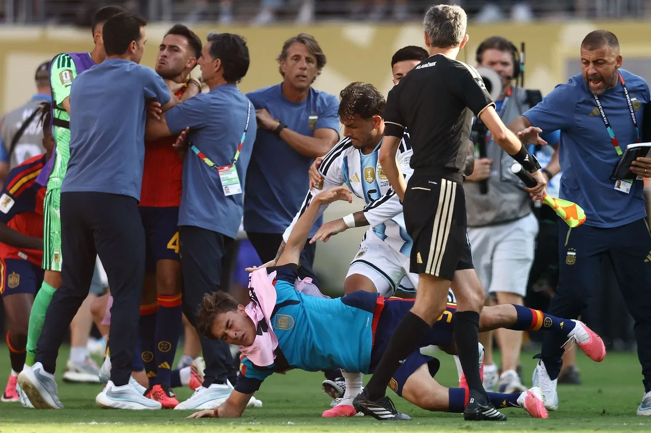 TA: Argentina đã khiến trận chung kết World Cup trở nên lộn xộn như thế nào với việc xô đẩy, âm mưu và phàn nàn