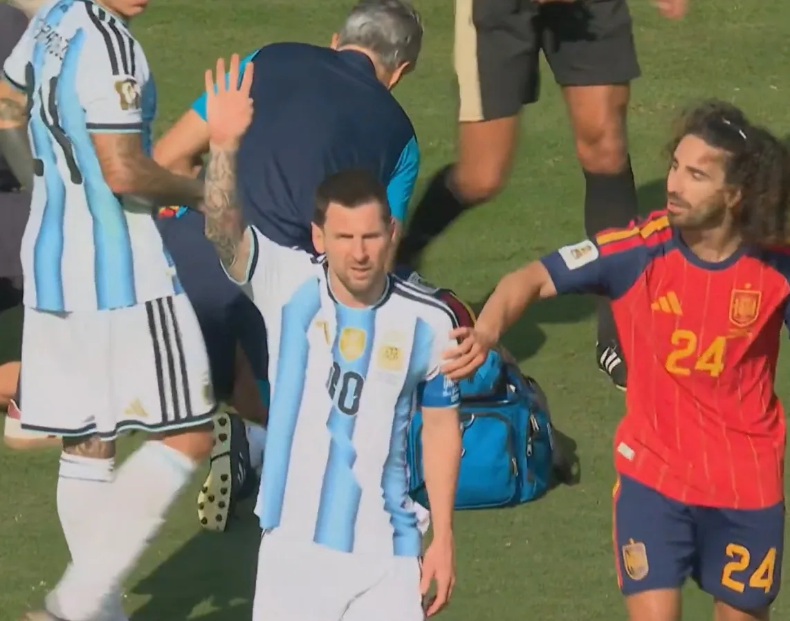 Nhà báo Tây Ban Nha nhắc lại khoảnh khắc Messi phản ứng với Cucurella ở chung kết World Cup