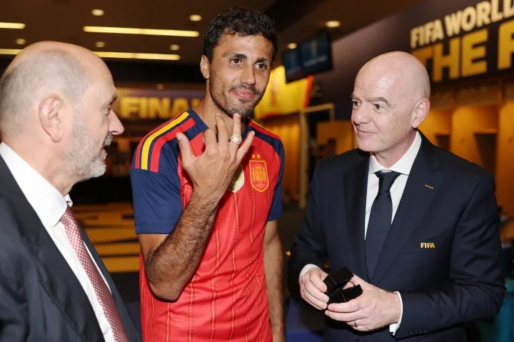 FIFA lần đầu trao nhẫn vô địch World Cup, Rodri đại diện Tây Ban Nha nhận biểu tượng mới