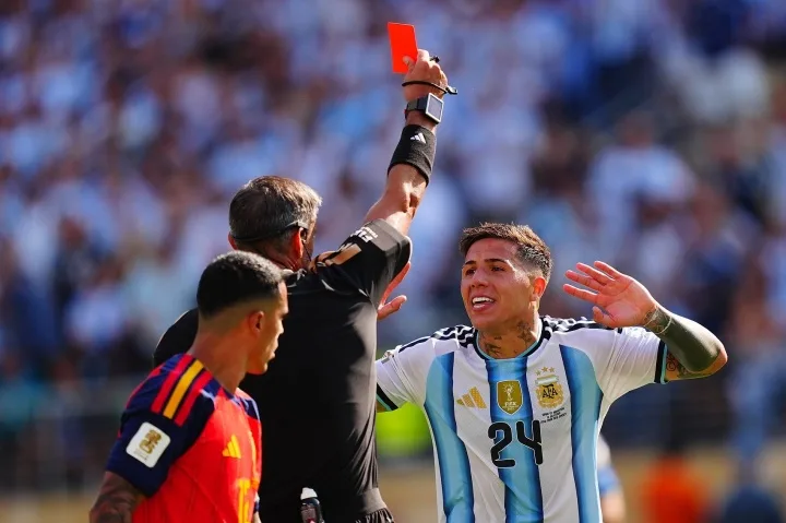 Mirror chỉ trích Argentina chơi rắn ở chung kết: Enzo bị đuổi, Messi cũng vướng tranh cãi