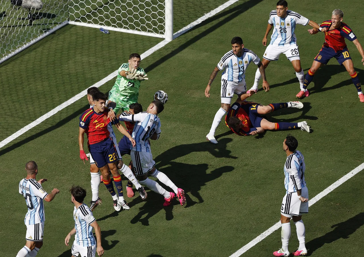 Neville: Argentina sẽ không vào chung kết nếu không có Messi; Tôi phải ngưỡng mộ họ, nhưng họ chơi tệ quá