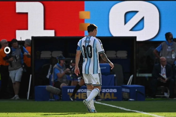 Messi đã không trở về nhà cùng đội. Tổng thống Argentina: Ông ấy đang tâm trạng không tốt và chúng tôi tôn trọng quyết định của ông ấy