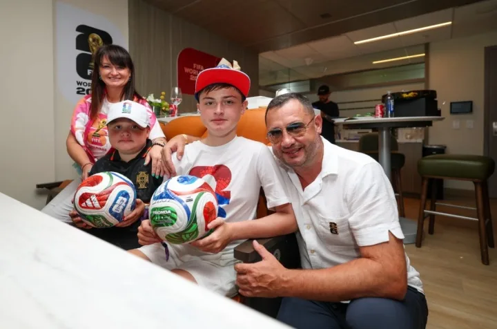 Ước mơ trở thành hiện thực! Một fan trẻ khuyết tật của Ronaldo xem trực tiếp trận Bồ Đào Nha và nhận quả bóng có chữ ký của Ronaldo