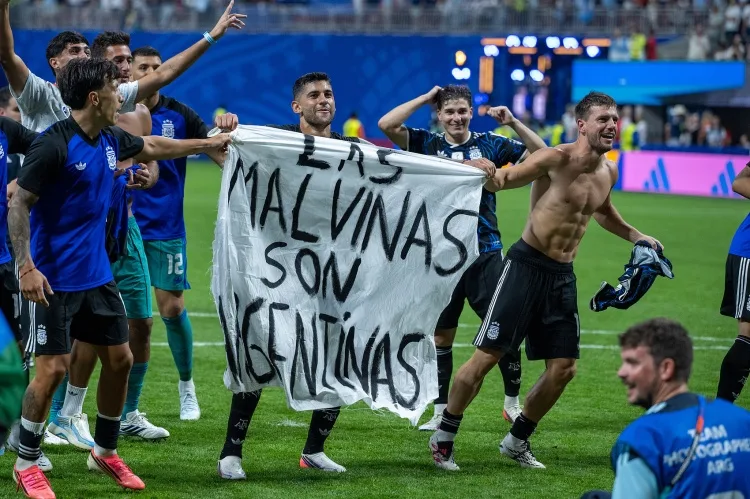 Tổng thống Argentina: Cầu thủ treo cờ Falklands là thiếu thận trọng, không có ý nghĩa ngoại giao