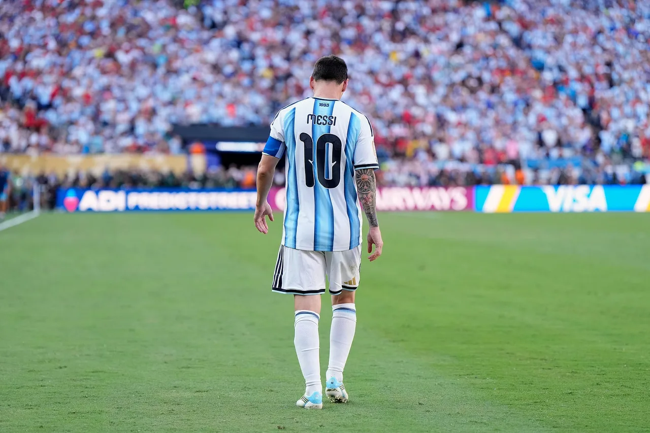 Truyền thông Ả Rập: Đồng đội khuyên Messi về nhà ở cùng bố trong thời gian World Cup nhưng cuối cùng anh chọn ở lại