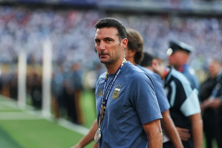 Chuyến thăm đầu tiên sau World Cup! Scaloni: Messi xuất sắc nhất sân, á quân này đáng được ghi nhớ