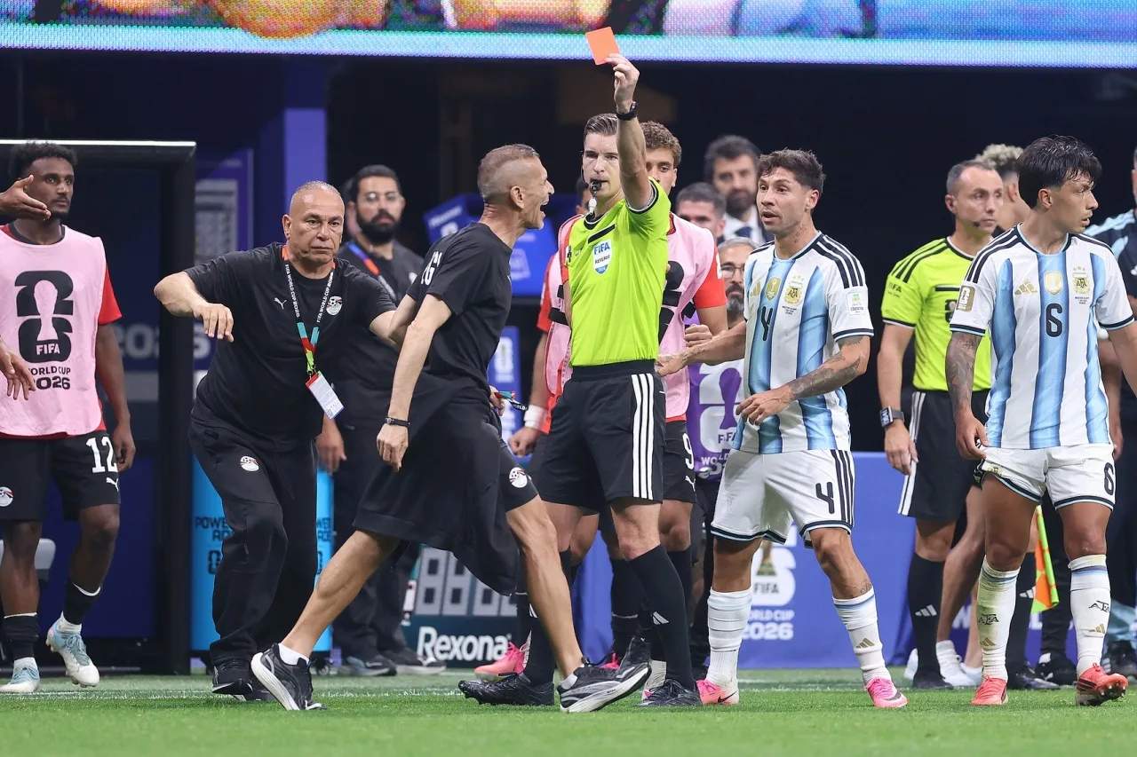 FIFA treo giò 2 trận HLV thủ môn Ai Cập sau thẻ đỏ ở trận gặp Argentina