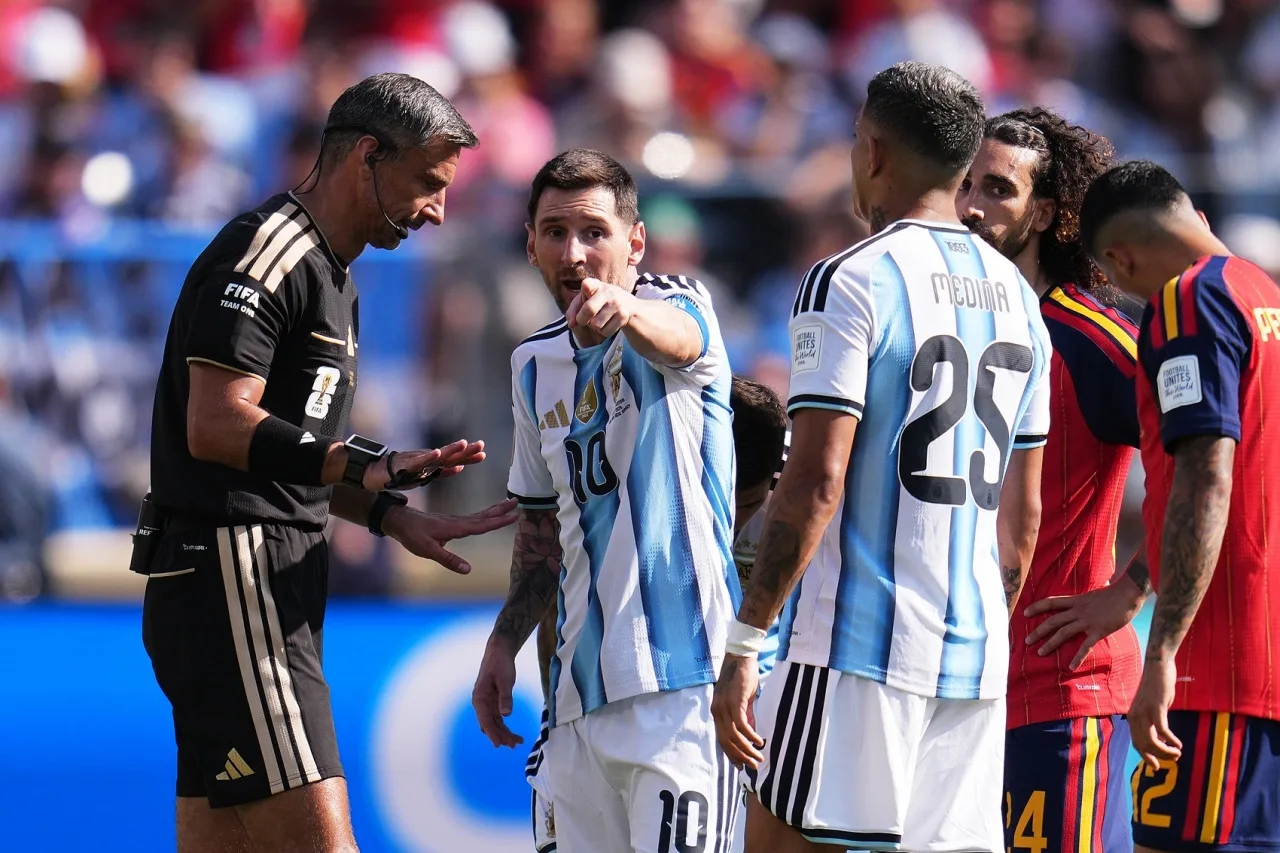 Quan điểm của trọng tài trận chung kết World Cup bị vạch trần! Trọng tài: Messi, hãy chăm sóc Paredes!