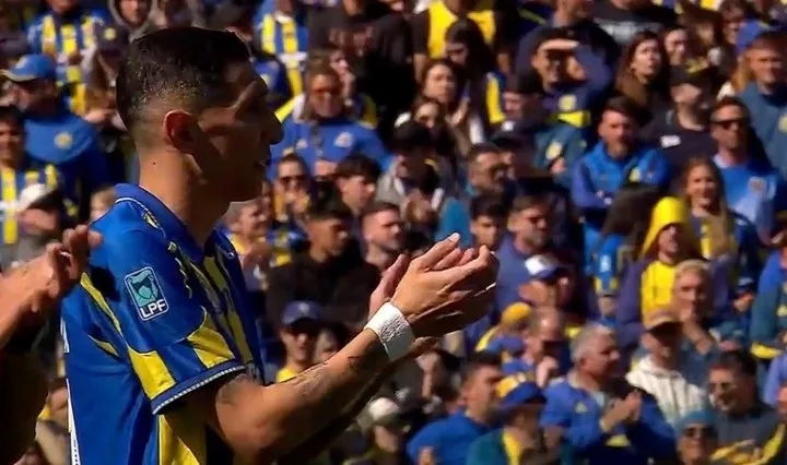 Di María dẫn đầu màn vỗ tay tri ân Messi ở derby Rosario