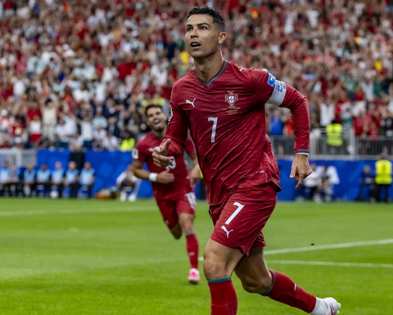 Ronaldo tiếp tục được gọi lên tuyển Bồ Đào Nha ở tuổi 41