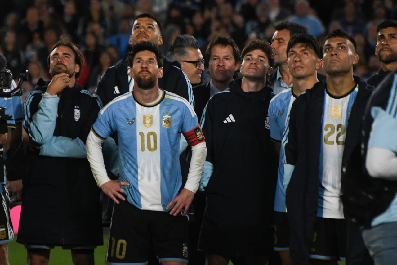 Messi nhận lời tri ân từ khắp làng bóng đá sau trận chia tay Argentina