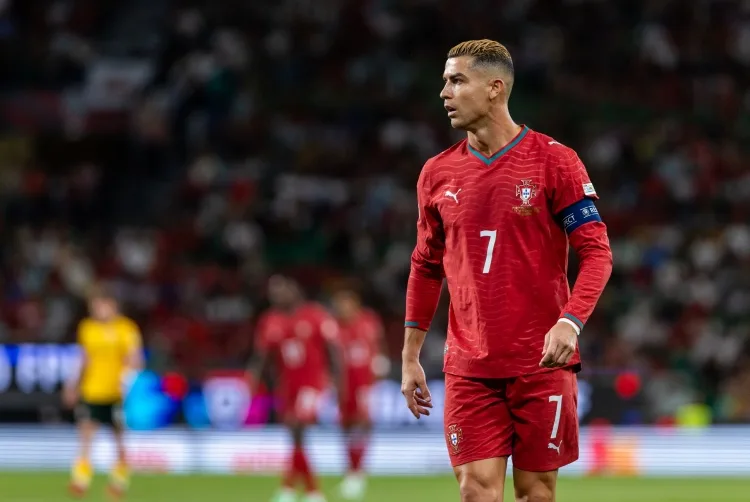 Cựu tuyển thủ Bồ Đào Nha: Nên tổ chức các trận chia tay đội tuyển quốc gia 4 cho Ronaldo, các trận sân khách gặp Tây Ban Nha, Brazil, Ý và Anh.